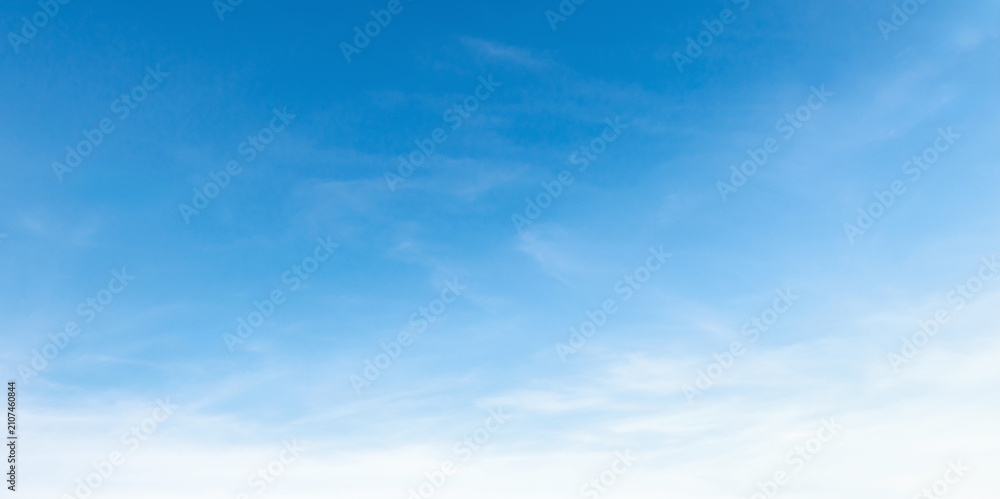 Naklejka premium Clear blue sky with wispy clouds above