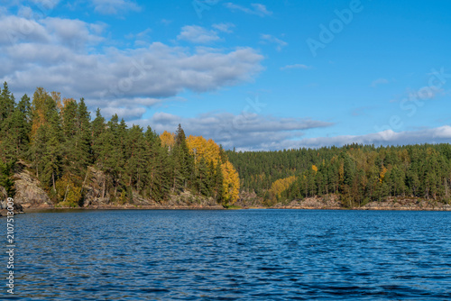 Foto Ladoga Skerries National Park near the village of Lumivaara on a sunny autumn da