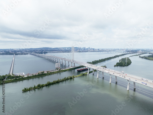 Fotografía Aerial view of Brossard suburban Montreal skyline beyond the river and bridge