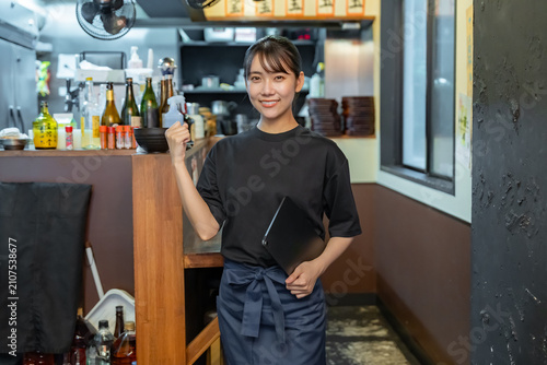 居酒屋で働く女性