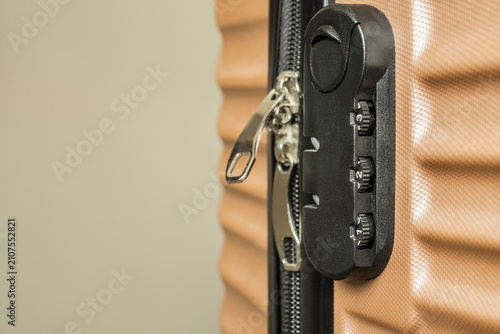 Foto A close-up shot of a three-digit built-in combination lock on a modern beige or brown travel suitcase