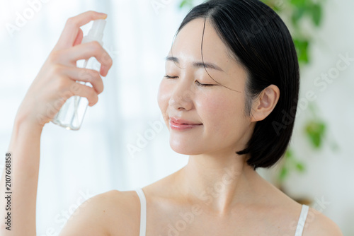 スキンケアをする女性