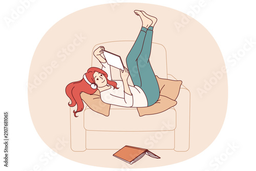Foto Lazy girl student listens to music lying in chair, distracted from reading textbook to prepare for exams