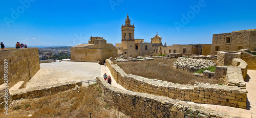 Foto Ramparts and The Cathedral of the Assumption of the Blessed Virgin Mary at Victo