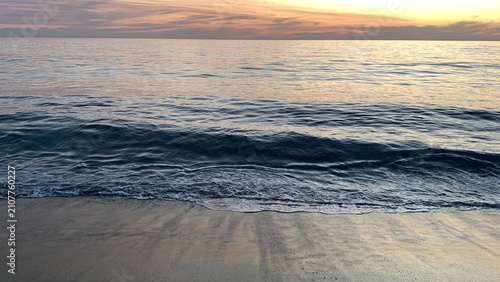Canvastavla A gentle ocean swell approaching the sandy Carlsbad shore under a beautiful sky with wispy dusky clouds at sunset
