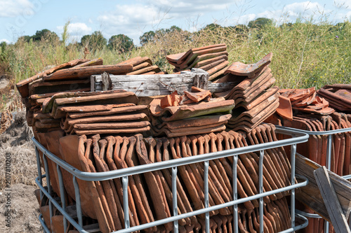 Stacking old terracotta roof tiles in ibc containers