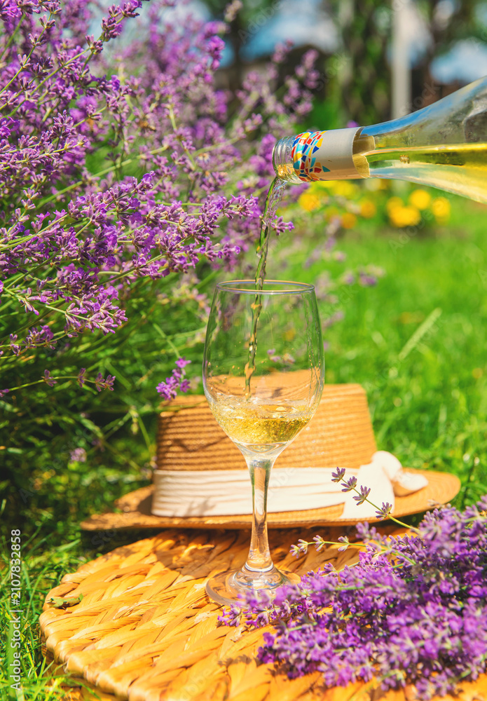 Obraz premium Wine in a lavender field. Selective focus.