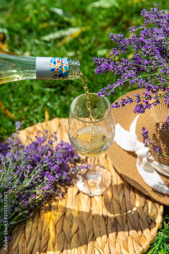 Obraz premium Wine in a lavender field. Selective focus.