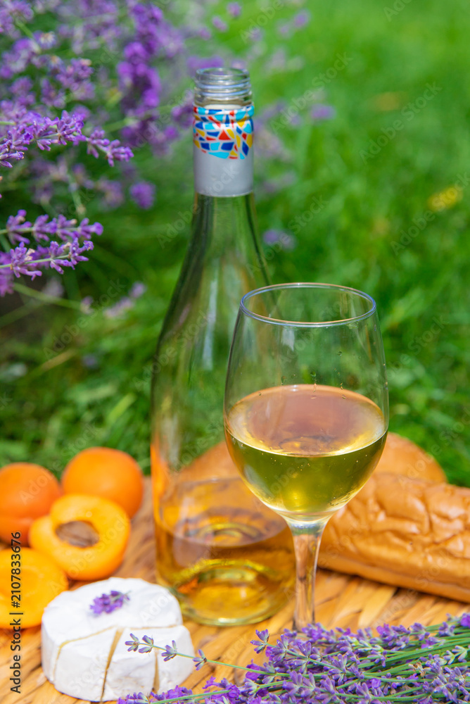 Obraz premium Wine in a lavender field. Selective focus.