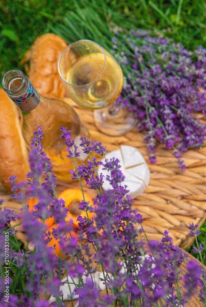 Obraz premium Wine in a lavender field. Selective focus.