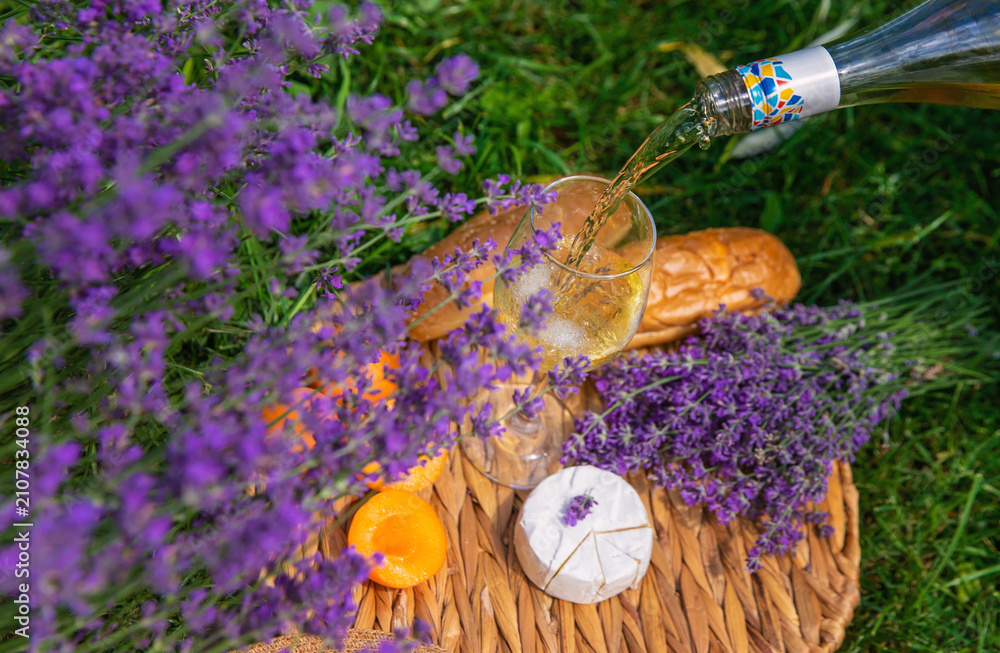 Obraz premium Wine in a lavender field. Selective focus.