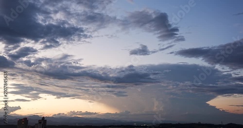 夕陽に照らされ積乱雲が成長して稲妻を雲間に光らせながら夕暮れを迎えるタイムラプス