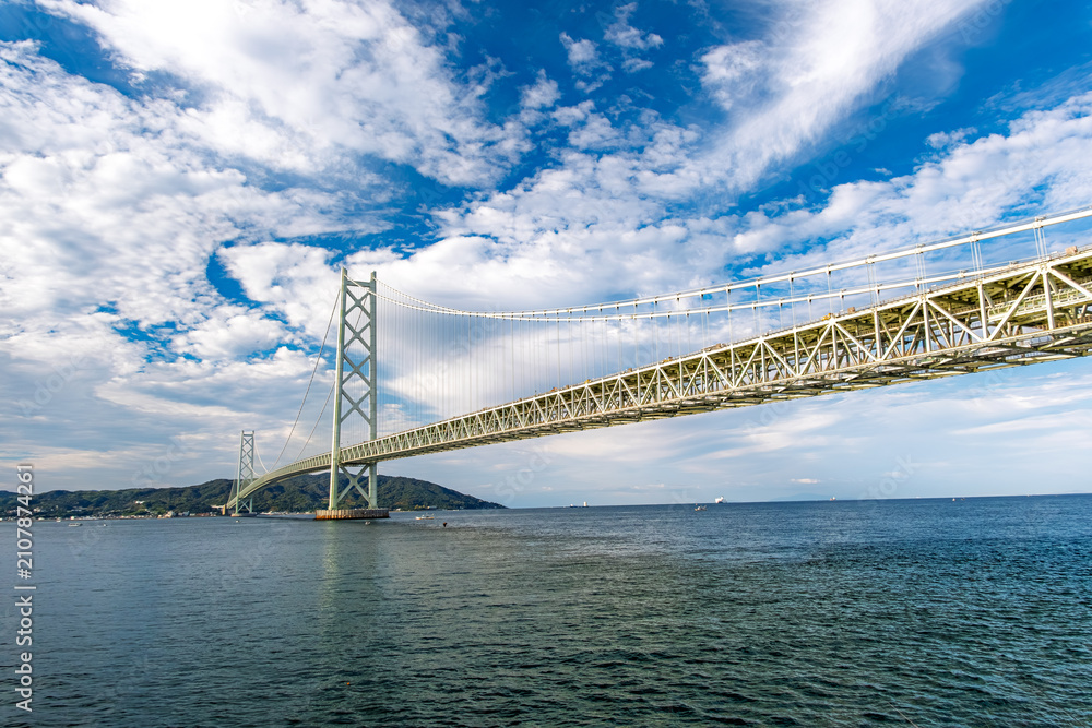 Fototapeta premium 兵庫県神戸市 秋空と明石海峡大橋