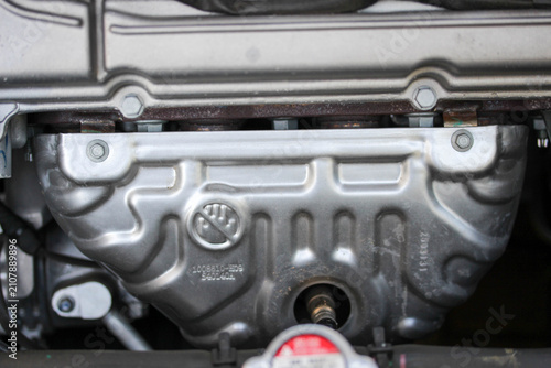 Exhaust manifold heat shield of a compact car engine