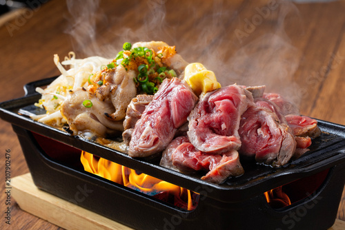 Obraz na płótnie 鶏肉と牛肉の鉄板焼き