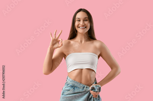 Young woman in loose jeans ...