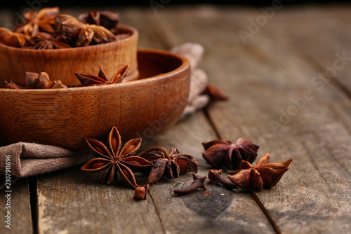 Bowls with aromatic star an...