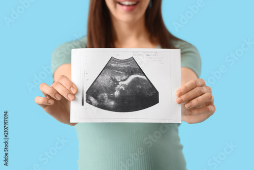 Beautiful pregnant woman wi...