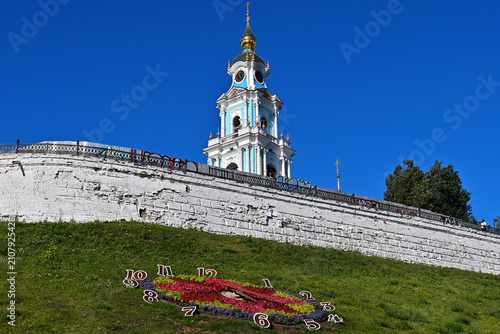 Canvastavla View of the street clock and the Kostroma Kremlin in Kostroma.