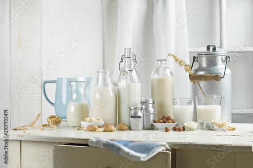 Vegan milk, Soy milk, almond milk, lactose-free, hazelnut milk, rice milk, oak milk