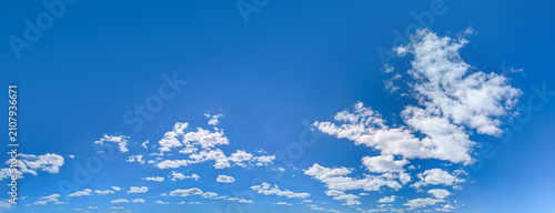 Foto Cloudy sky in summer with bright turquoise evening