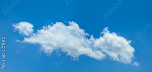 Quadro su tela A relaxed clouds decomposing in the wind, spreads into a pancake shape