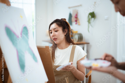 Cuadro en lienzo Two Asian women painting watercolor together in art studio at home