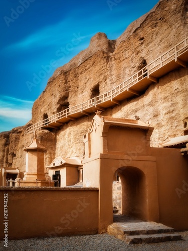 Foto Outdoor View of Yulin Grottoes, Guazhou Gansu, Buddhist Cave Ruins along Hexi Co