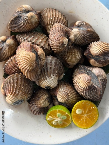 Obraz na płótnie Fresh Boiled Blood Cockles Kerang Rebus with Calamansi Limes