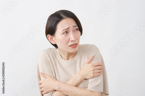 Canvas Print 白背景で寒さに震える40代女性