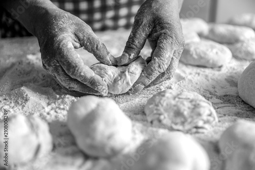 Bild auf Leinwand Woman hands rolling doughs for pies