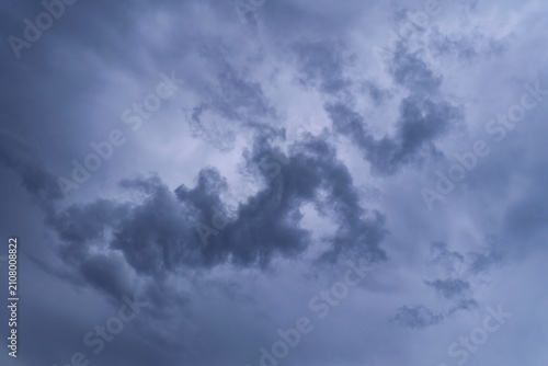 Foto Ominous sky warns of rain