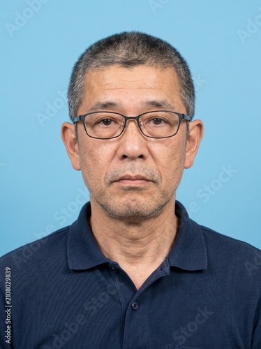 日本人中年男性の証明写真：日本の証明写真をイメージした、40代〜50代男性のバストアップポートレート。履歴書・マイナンバーカード・パスポート・運転免許証・社員証などのイメージ写真に最適