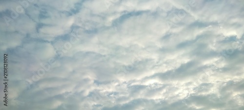 Foto The image captures a dense blanket of altocumulus clouds spreading across the sk