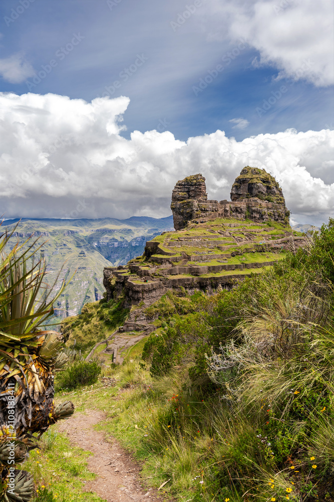 Obraz premium Waqrapukara Inca fortress ruins in Peru