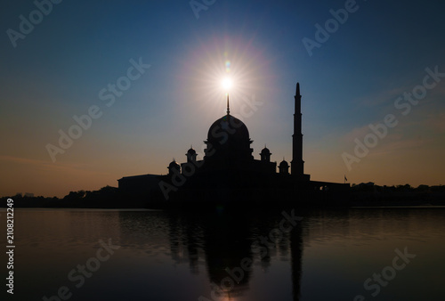 Cuadro en lienzo Putra Mosque is located at the heart of Putrajaya
