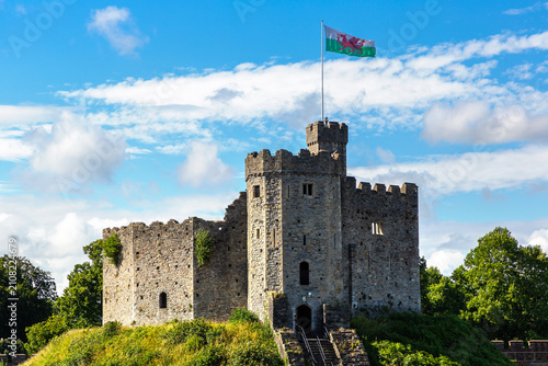 Obraz na plátně Cardiff Castle Norman Keep with Welsh Flag in Cardiff, Wales, UK