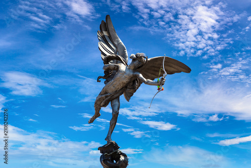 Fotografía Shaftesbury Memorial Fountain with Eros Statue at Piccadilly Circus in London, E