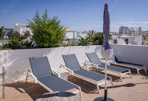 Cuadro en lienzo Row of loungers on a rooftop terrace, Olhão, Algarve, Portugal