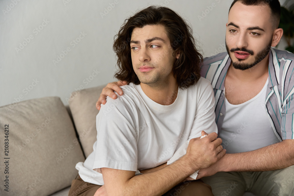 Obraz premium Loving gay couple finds strength together during their therapy session
