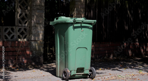 Foto Wheelie bin, green, waste container, green plastic garbage wheelie bin standing