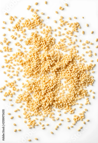 Scattered quinoa seeds on w...