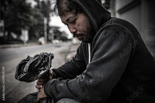 Fotografía Asian man is homeless at the side road,A stranger has to live on the road alone because he has no family