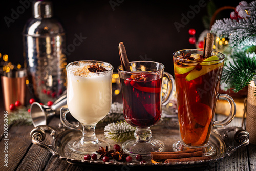 Quadro su tela fresh yellow eggnog, grog and fruity red mulled wine with Christmas decoration