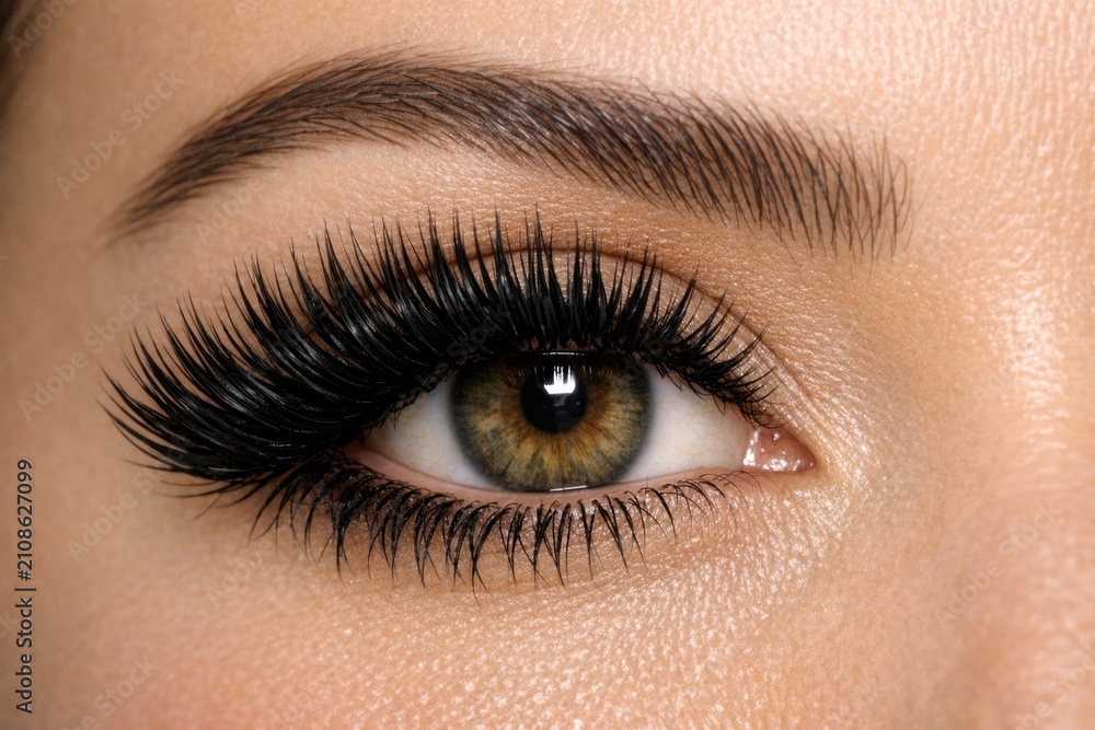 Naklejka premium Close-up shot of a woman's eye with long eyelashes, suitable for beauty and cosmetic use
