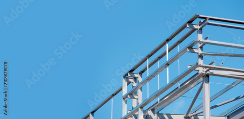 Foto Construction work in a building site under a clear sky in a city