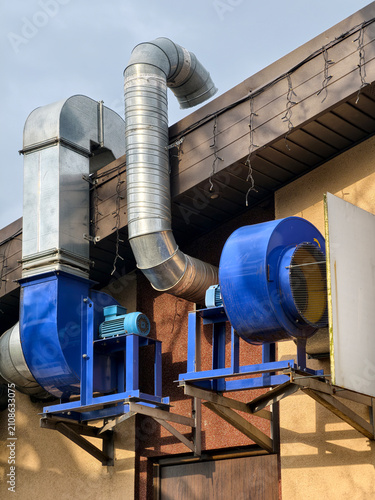 Commercial restaurant roof equipped with motorized exhaust system for removing hot air and supporting airflow
