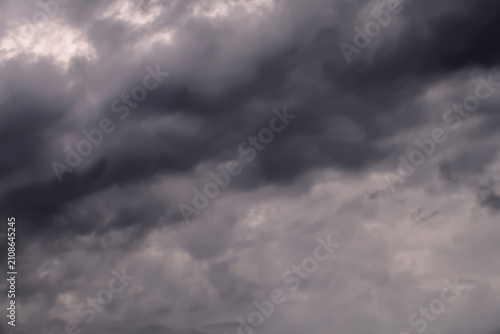 Fotografía Dramatycznie zachmurzone, deszczowe, wiosenne niebo nad Polską   z gęstymi, ciemnoszarymi chmurami, sugerującymi burzę lub ulewny deszcz