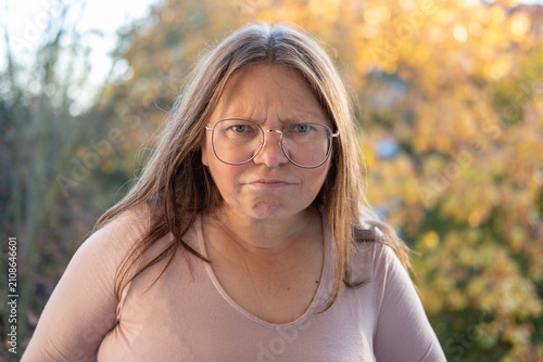 Konstfotografi furious mature woman glares, showing anger, rage and frustration, Threatening ex