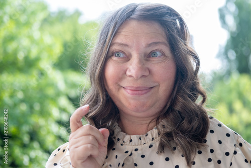 фотографія close up portrait shocked mature woman with bulging eyes, surprised facial exagg